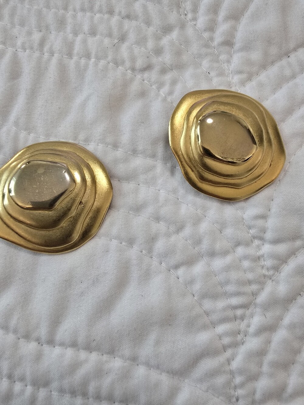 Vintage Marked Erin Pearl Gold Toned Large Clip On Earrings